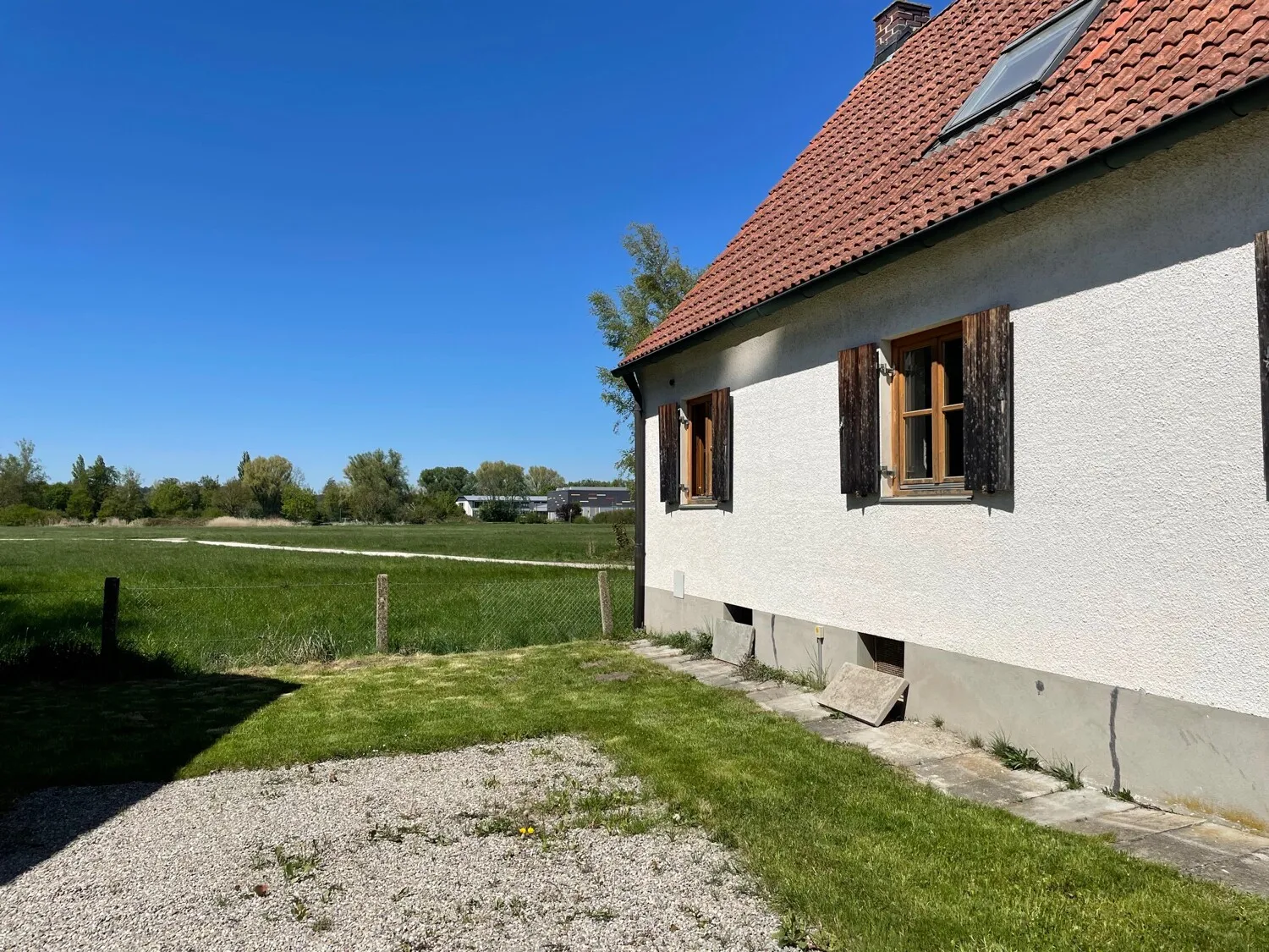 Einfamilienhaus auf großem Grundstück