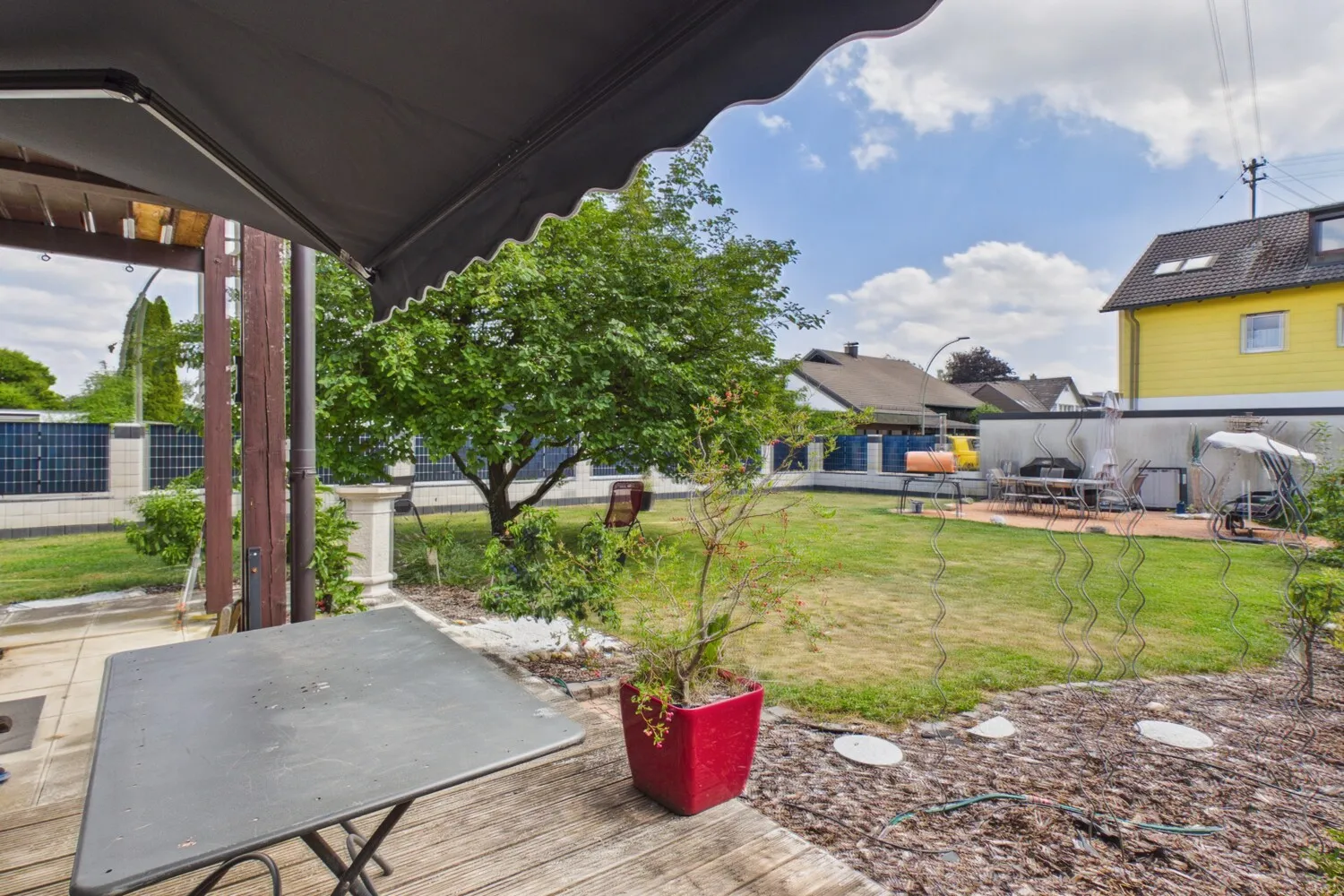 Terrasse mit Blick in den Garten