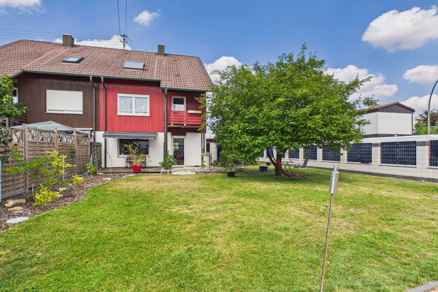 Blick vom Garten zum Haus