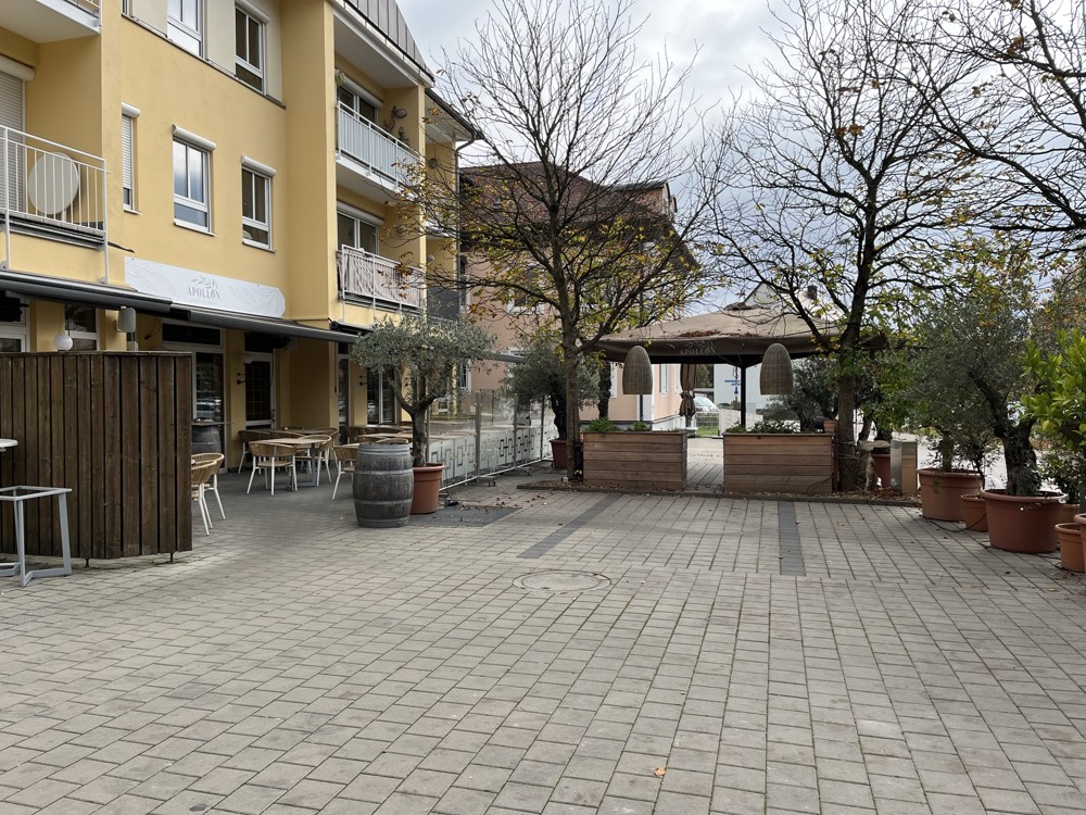 Terrasse mit Stellplätzen