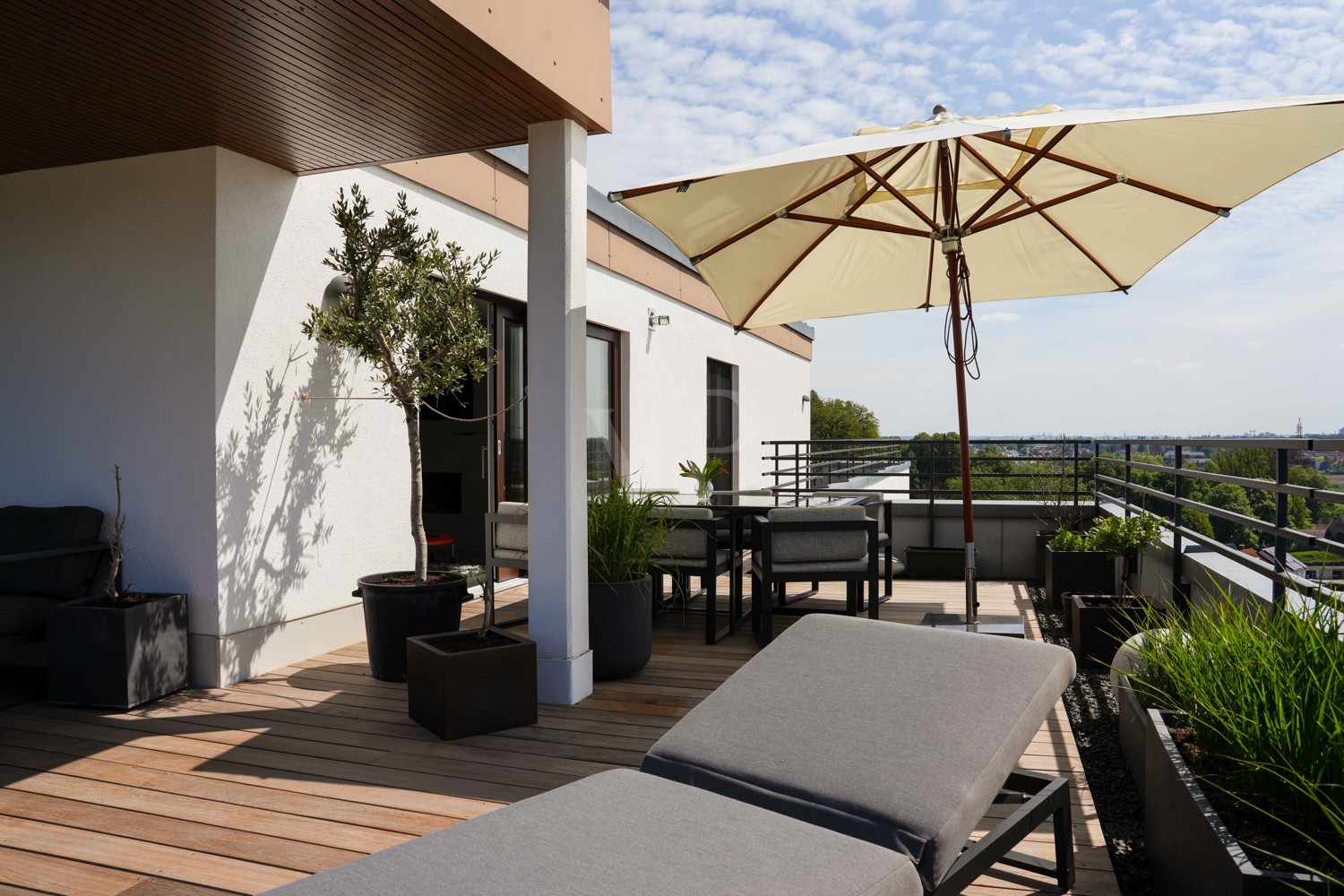 Stilvolles Penthouse mit 360 ° Terrasse und atemberaubendem Ausblick