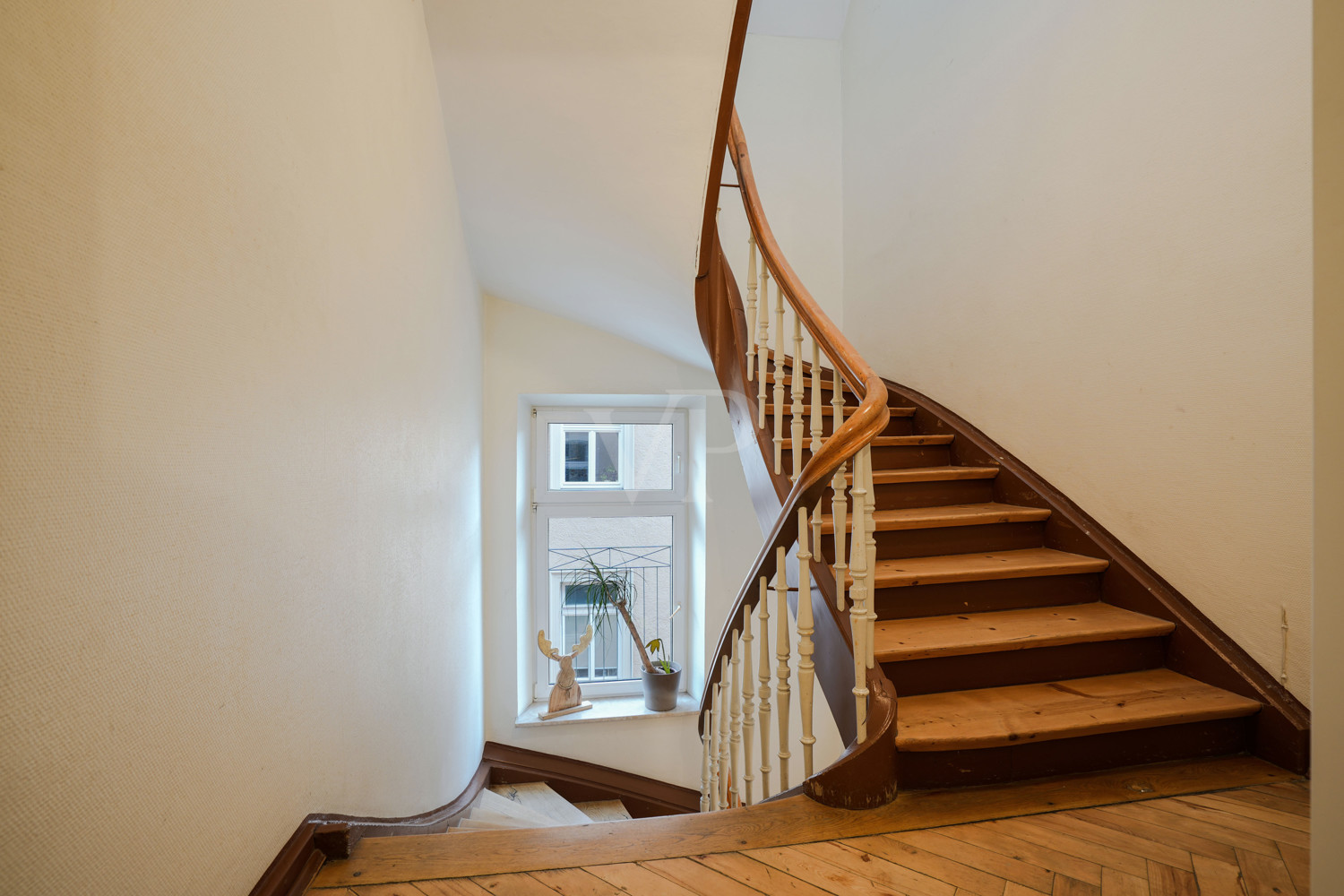 Moderne, liebevoll gestaltete Altbauwohnung mit Dachterrasse