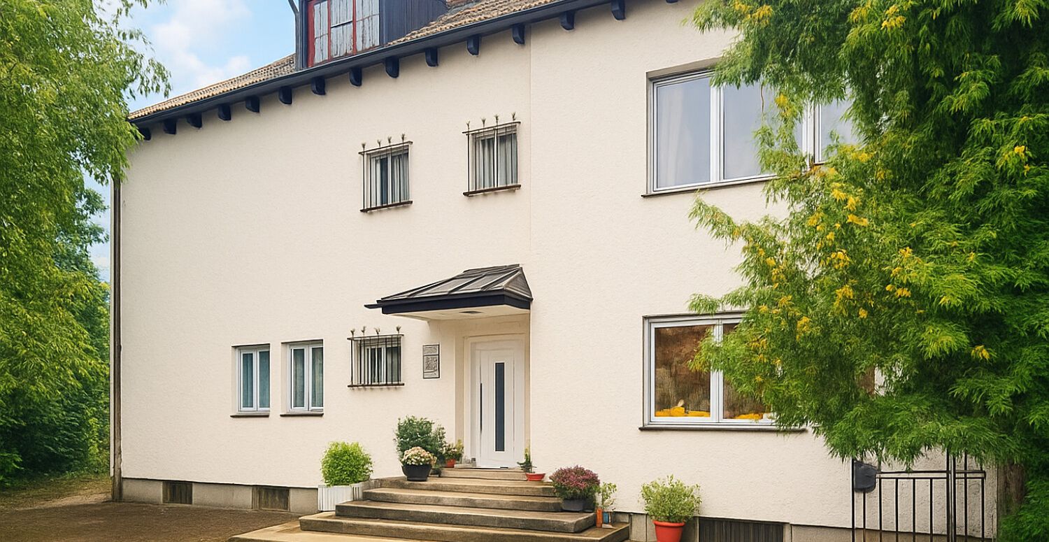 Großzügiges Einfamilienhaus mit Pool und weitläufigem Grundstück