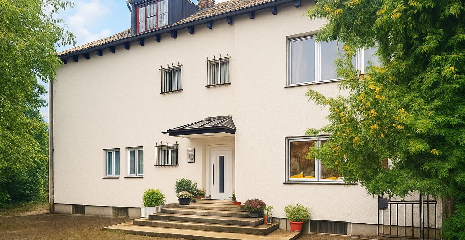 Großzügiges Einfamilienhaus mit Pool und weitläufigem Grundstück