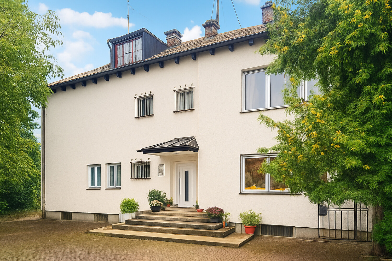 Großzügiges Einfamilienhaus mit Pool und weitläufigem Grundstück