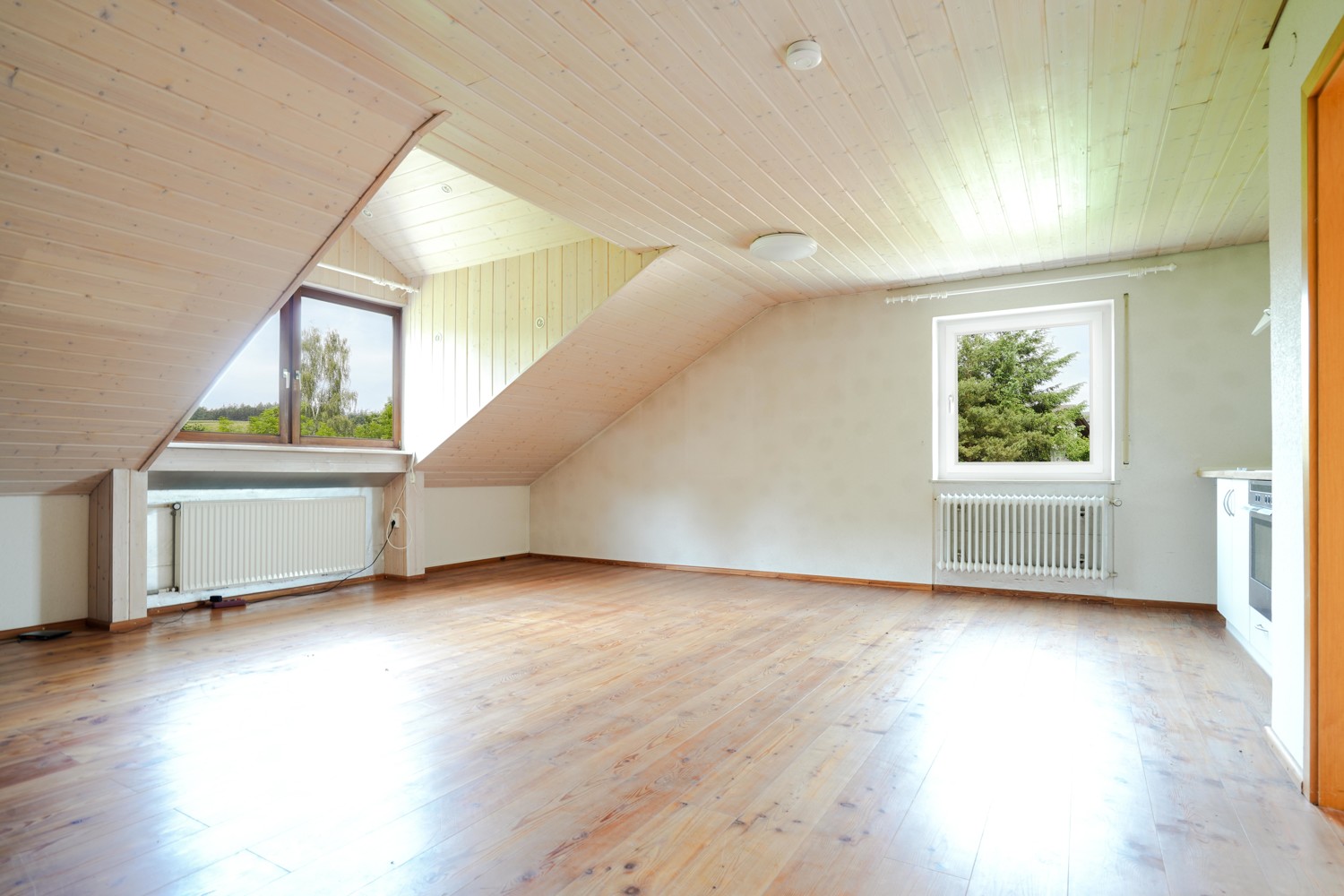 Reserviert: Großzügiges Mehrfamilienhaus mit drei Wohneinheiten und vielseitigem Gestaltungskonzept