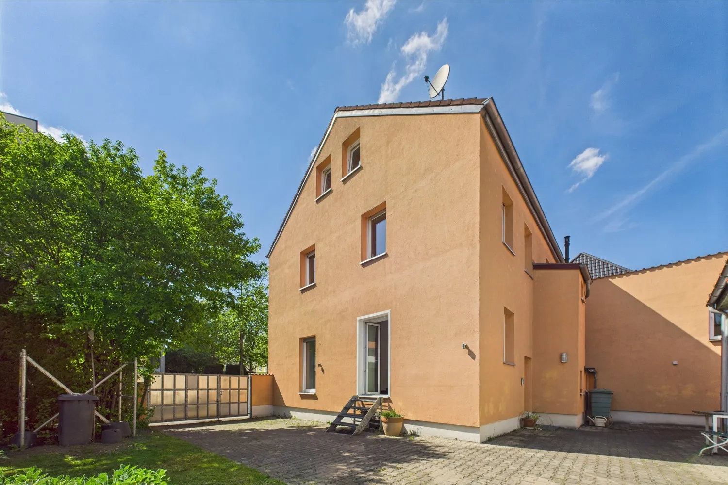 Living in the popular Pfersee area with rented commercial space and studio