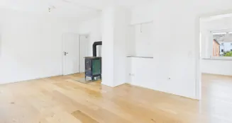 von_poll_real_estate_property_25122003_image_2