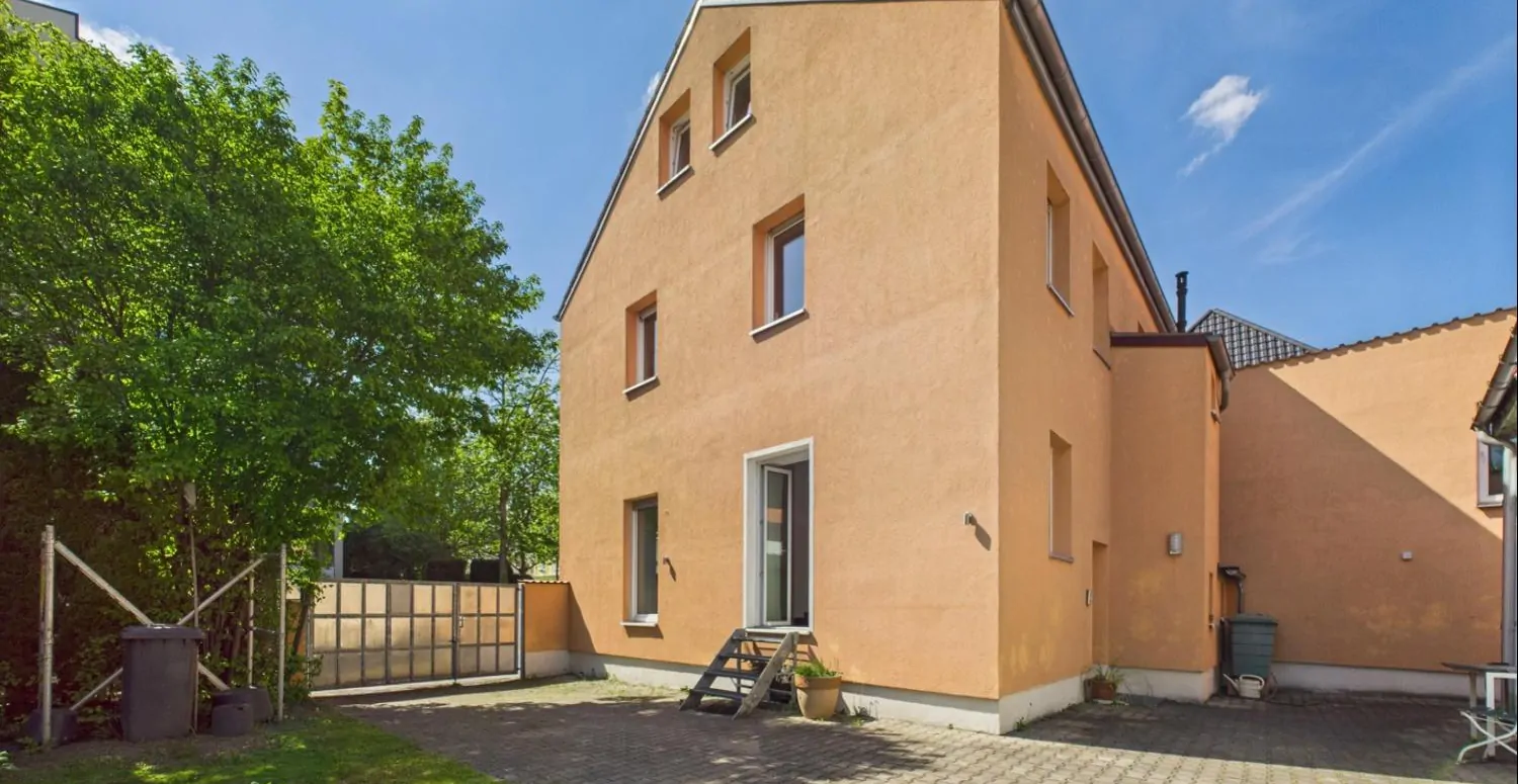 Zweifamilienhaus mit vermietetem Gewerbe und Atelier in Pfersee