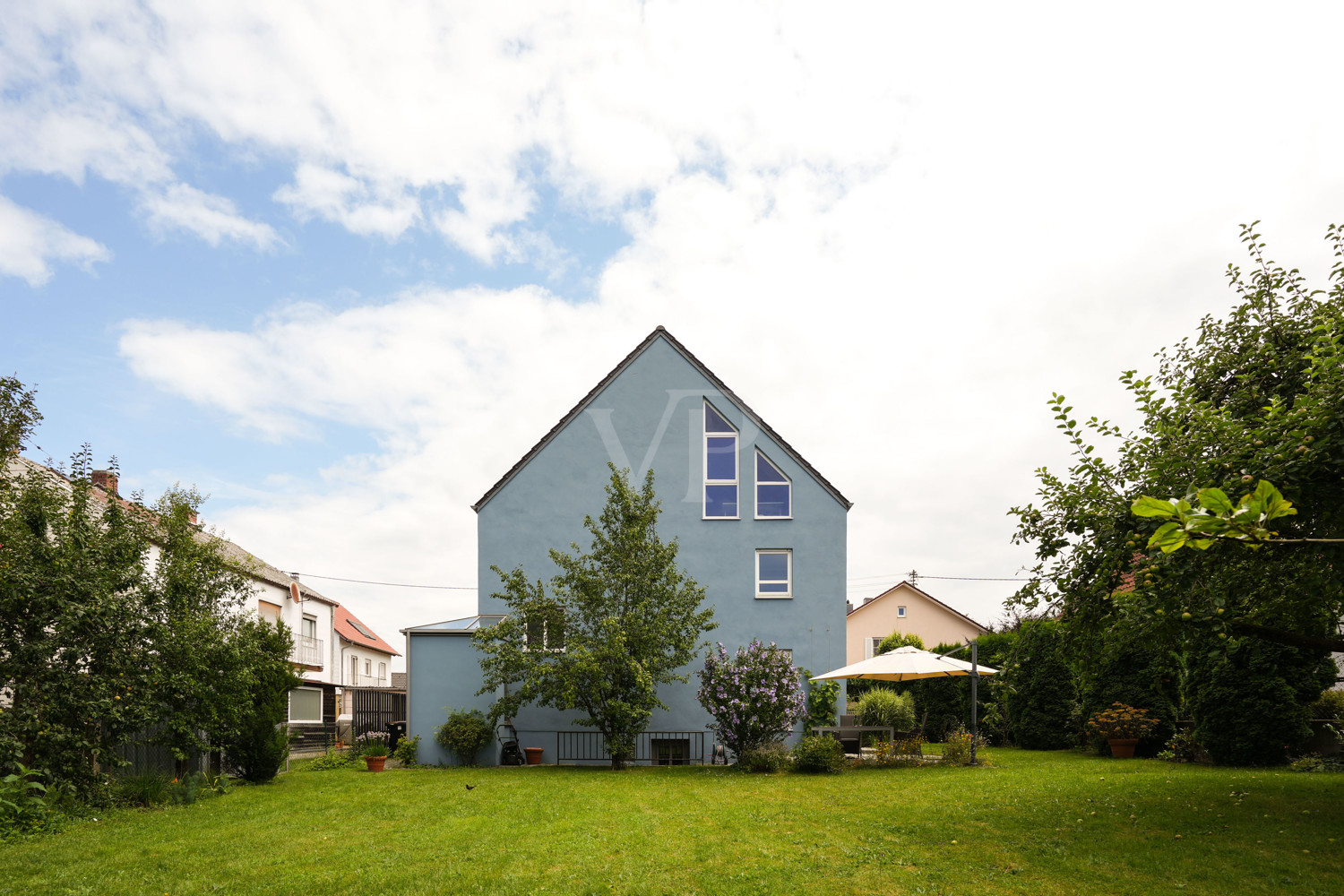 Ihr neues Zuhause: Großzügiges Einfamilienhaus mit Dachstudio auf Traumgrundstück