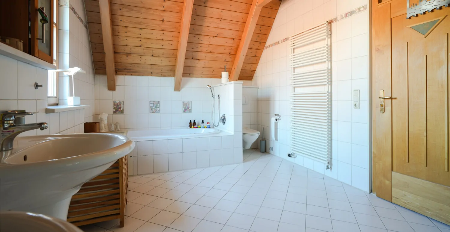 Exklusives Anwesen in Biberbach – Wohnkomfort trifft auf Nachhaltigkeit