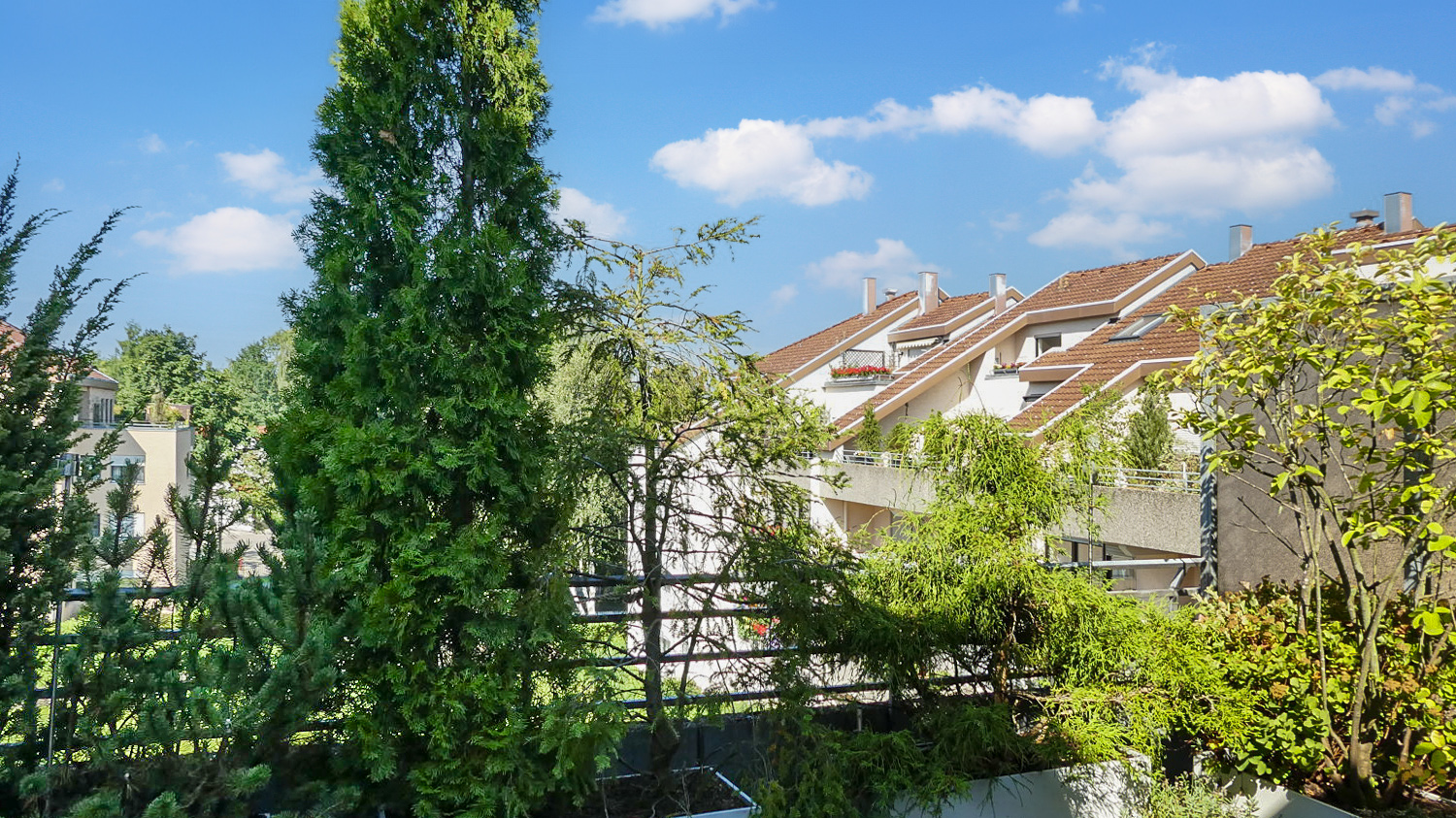 Modern ausgestattete Maisonette - Wohnung mit zwei Dachterrassen und freiem Blick