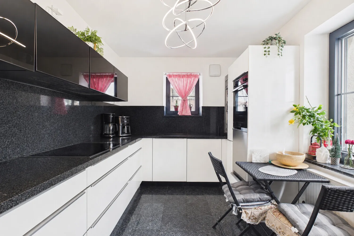 Stilvoll kernsaniertes Wohnhaus mit großzügigem Raumangebot und weitläufigem Garten