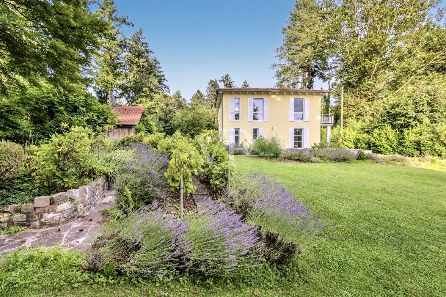 Haus und Gästehaus in Alleinlage