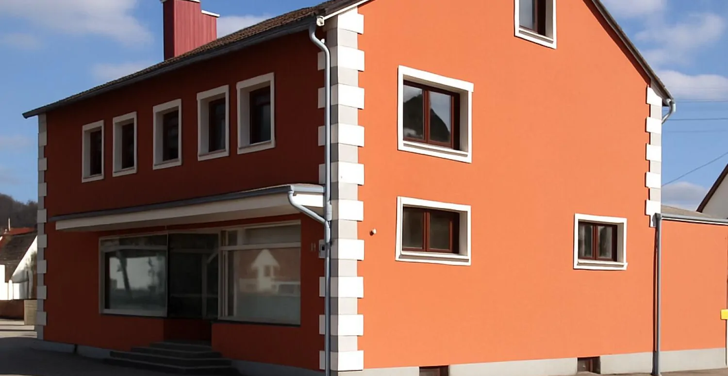 Vielseitiges Anlageensemble aus Wohnen, Gewerbe und moderner Lagerhalle