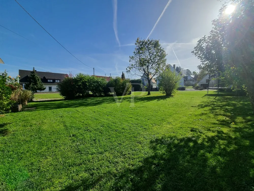 Une maison avec un terrain spacieux et un espace constructible supplémentaire – idéale pour vivre, travailler et bien plus encore à Ustersbach