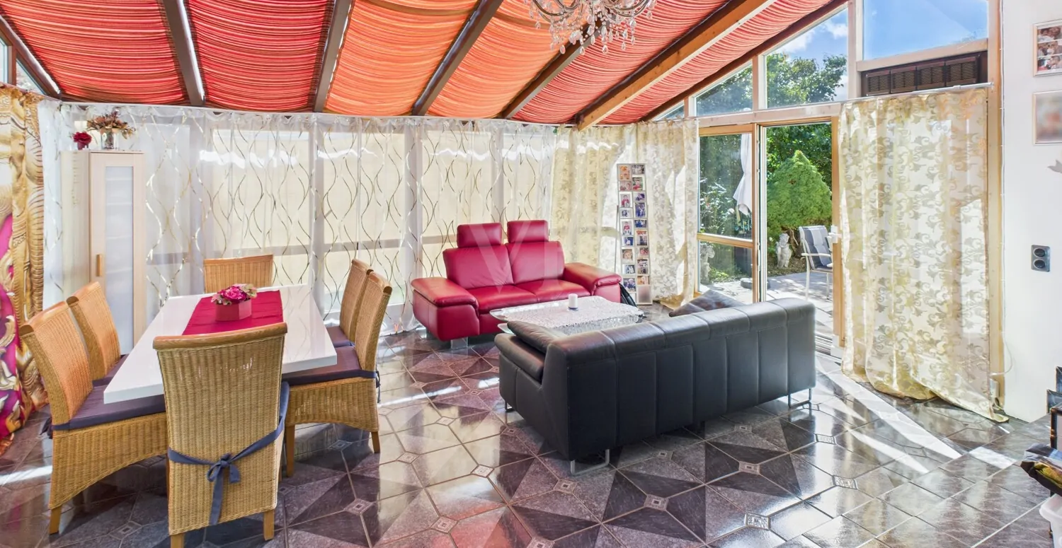 Großzügiges Familienhaus mit Wintergarten, Pool, Garten und Lebensfreude