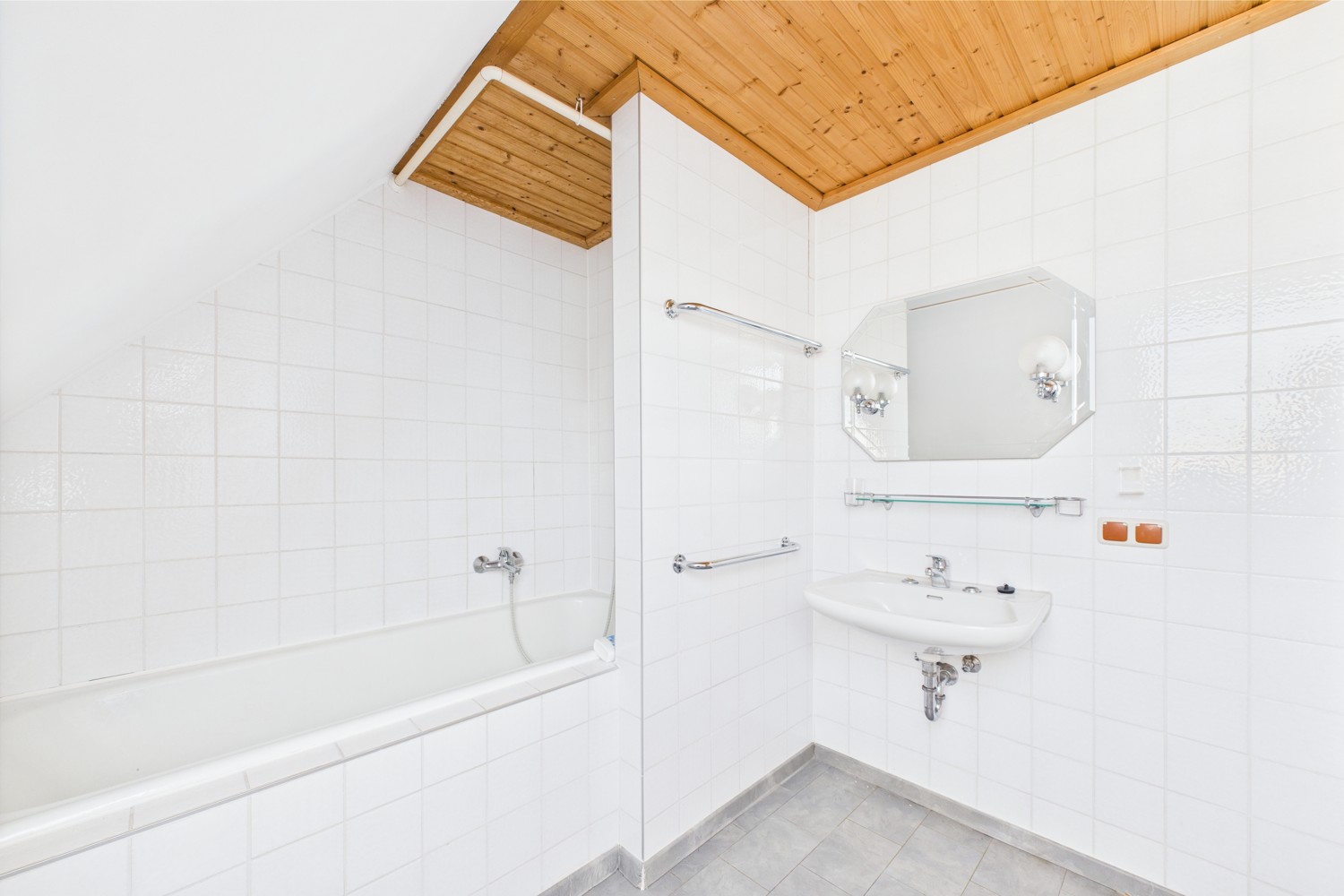 Lichtdurchflutete Doppelhaushälfte mit Einliegerwohnung, Pool und Weitblick in Neusäß-Westheim