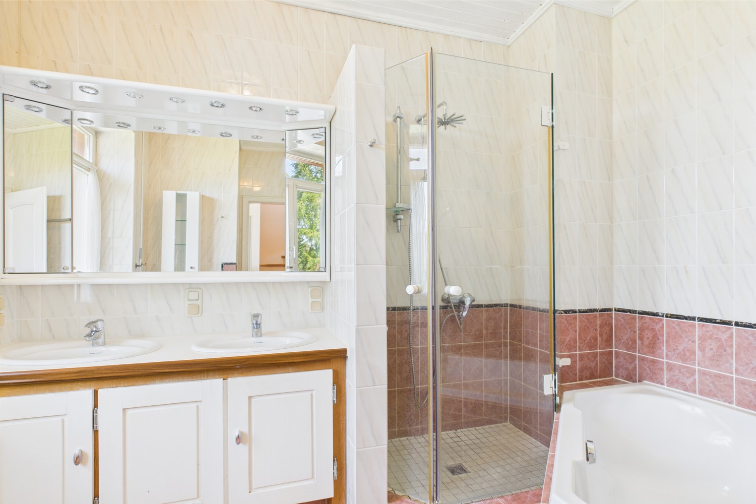 Lichtdurchflutete Doppelhaushälfte mit Einliegerwohnung, Pool und Weitblick in Neusäß-Westheim