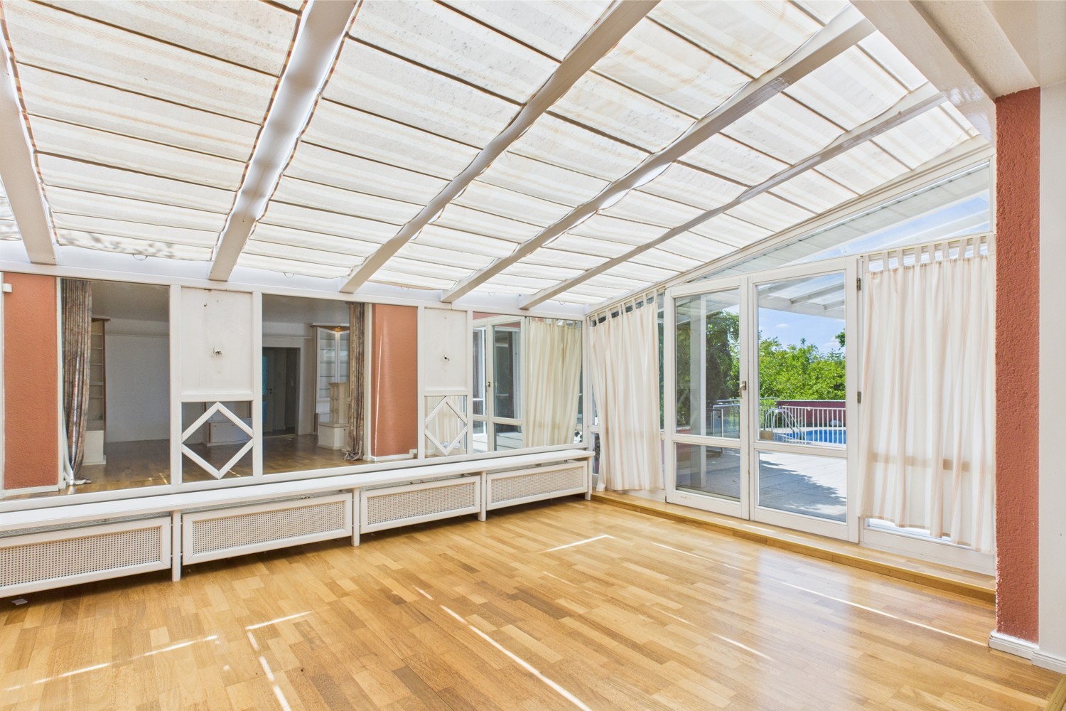Lichtdurchflutete Doppelhaushälfte mit Einliegerwohnung, Pool und Weitblick in Neusäß-Westheim