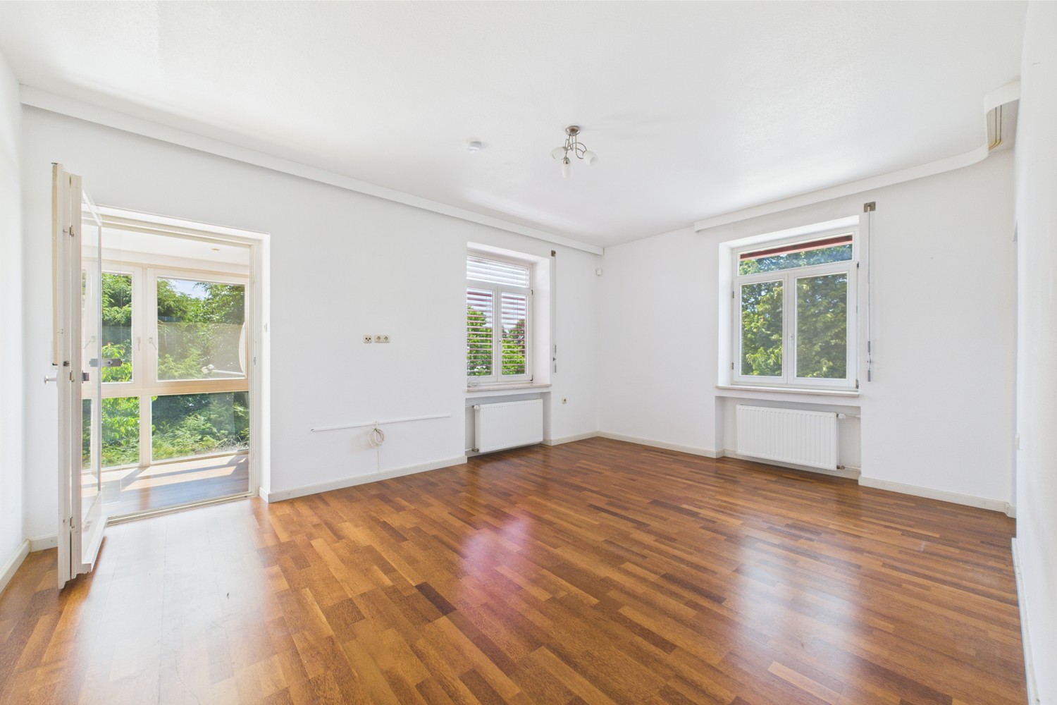 Lichtdurchflutete Doppelhaushälfte mit Einliegerwohnung, Pool und Weitblick in Neusäß-Westheim