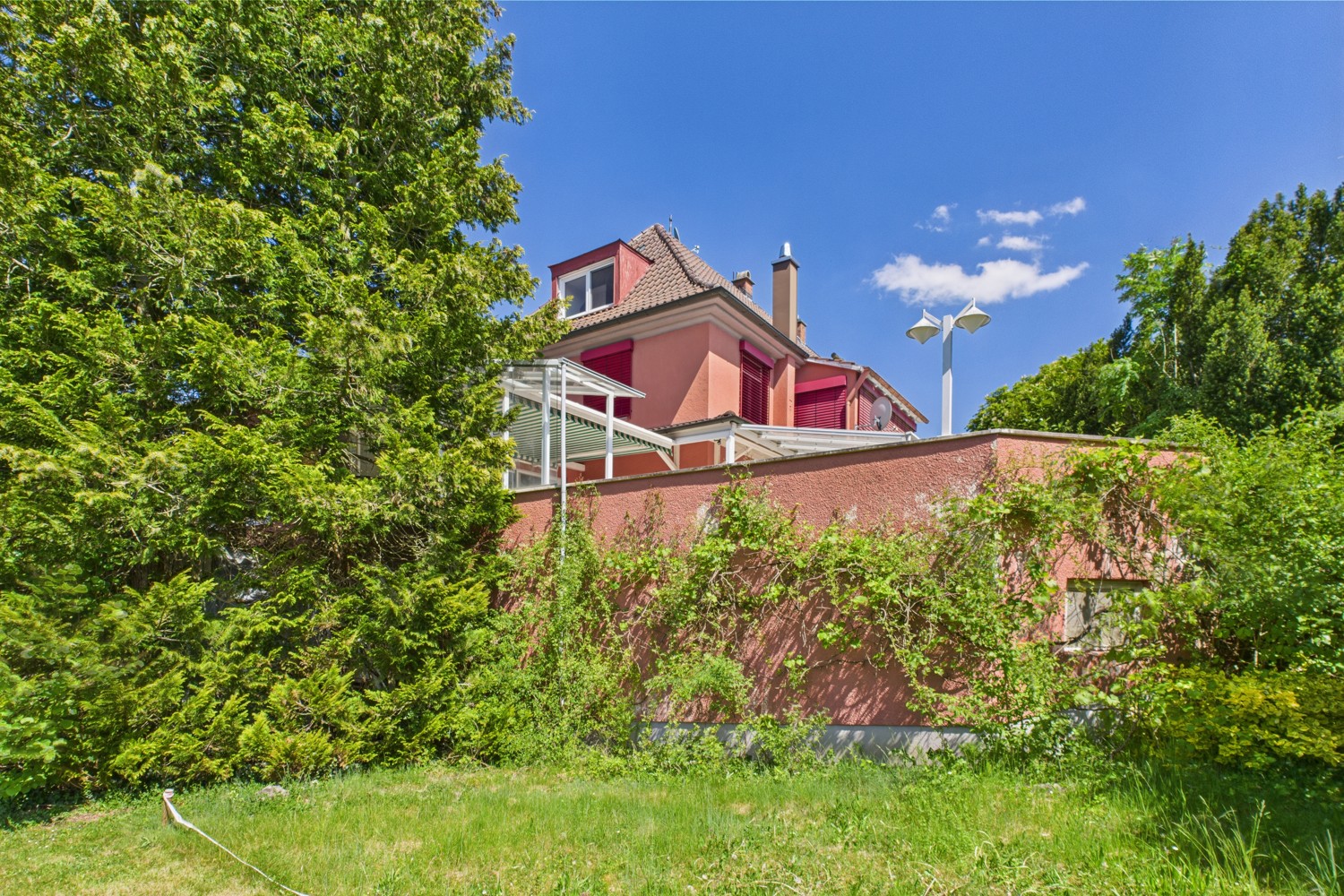 Lichtdurchflutete Doppelhaushälfte mit Einliegerwohnung, Pool und Weitblick in Neusäß-Westheim