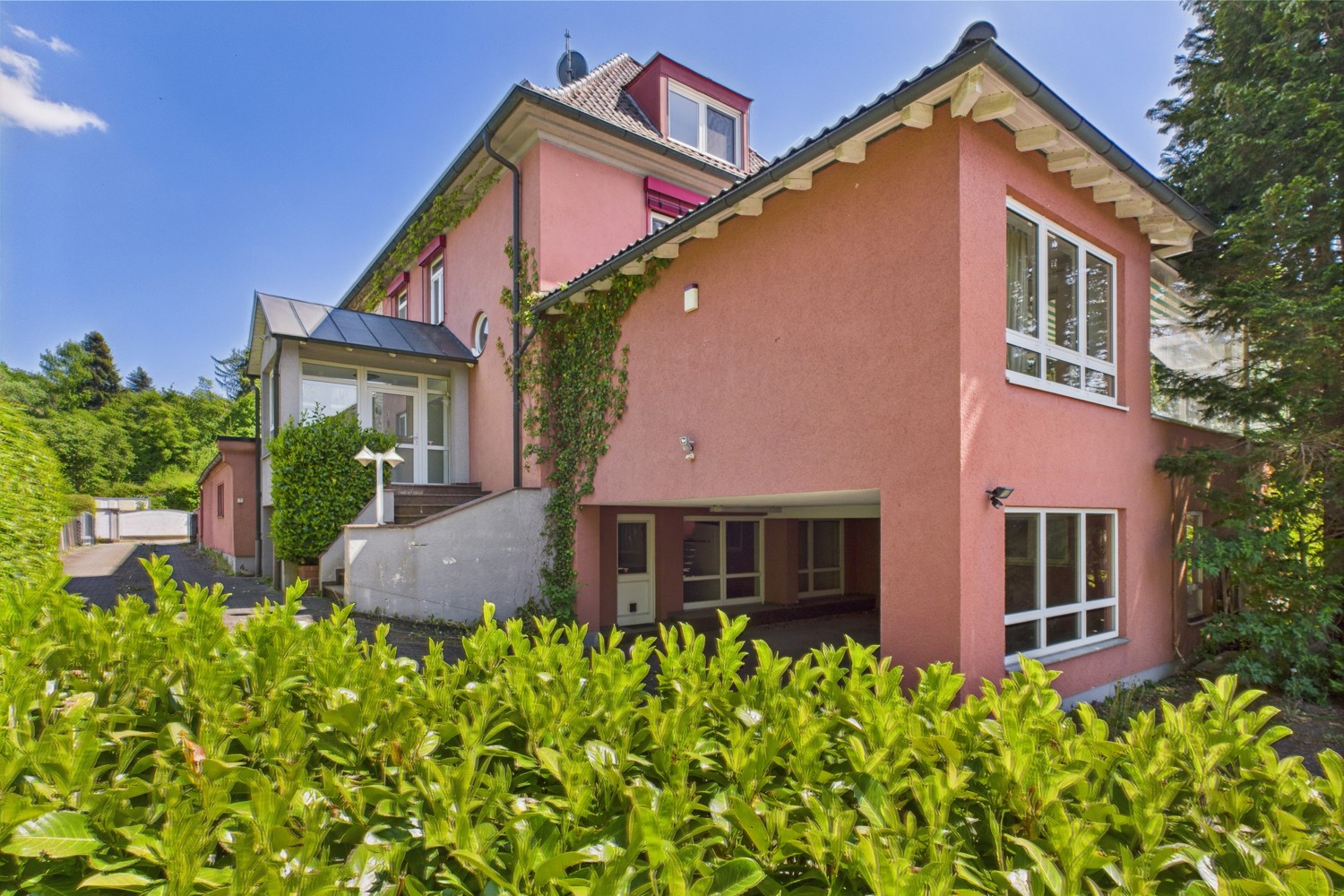 Lichtdurchflutete Doppelhaushälfte mit Einliegerwohnung, Pool und Weitblick in Neusäß-Westheim