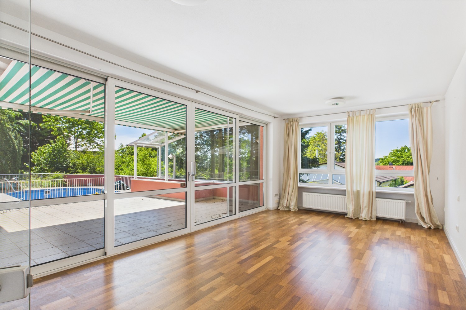 Lichtdurchflutete Doppelhaushälfte mit Einliegerwohnung, Pool und Weitblick in Neusäß-Westheim