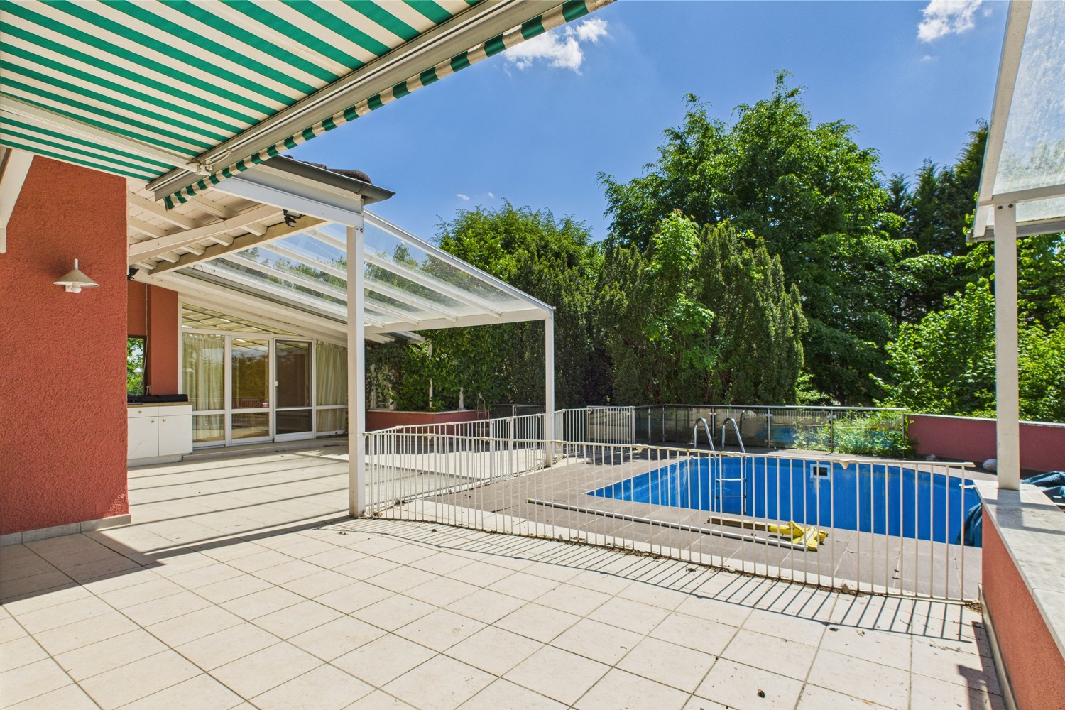 Lichtdurchflutete Doppelhaushälfte mit Einliegerwohnung, Pool und Weitblick in Neusäß-Westheim