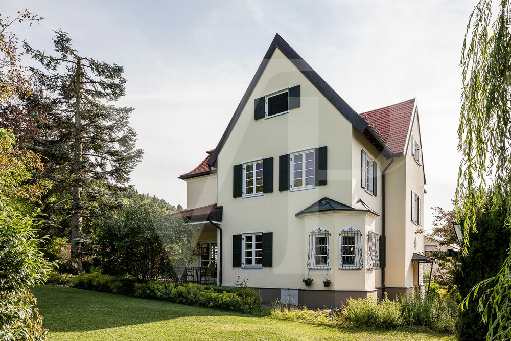 Historische Forstvilla mit Charme, Großzügigkeit und traumhaftem Garten