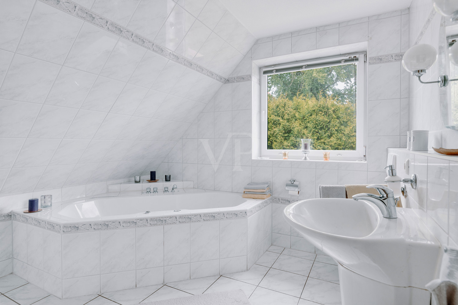 Badezimmer im Obergeschoss mit Wanne
