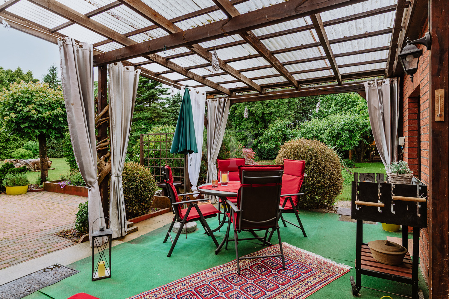 Geschützte Terrasse – ideal für private Feiern in uneinsehbarer Lage