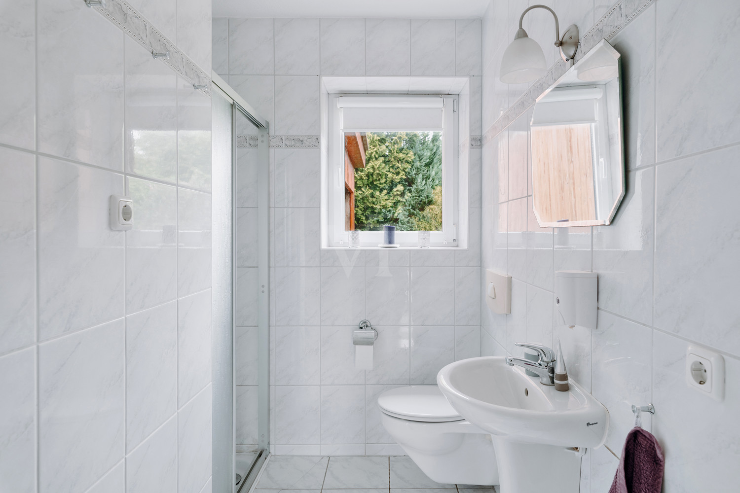 Duschbad mit Urinal im Erdgeschoss