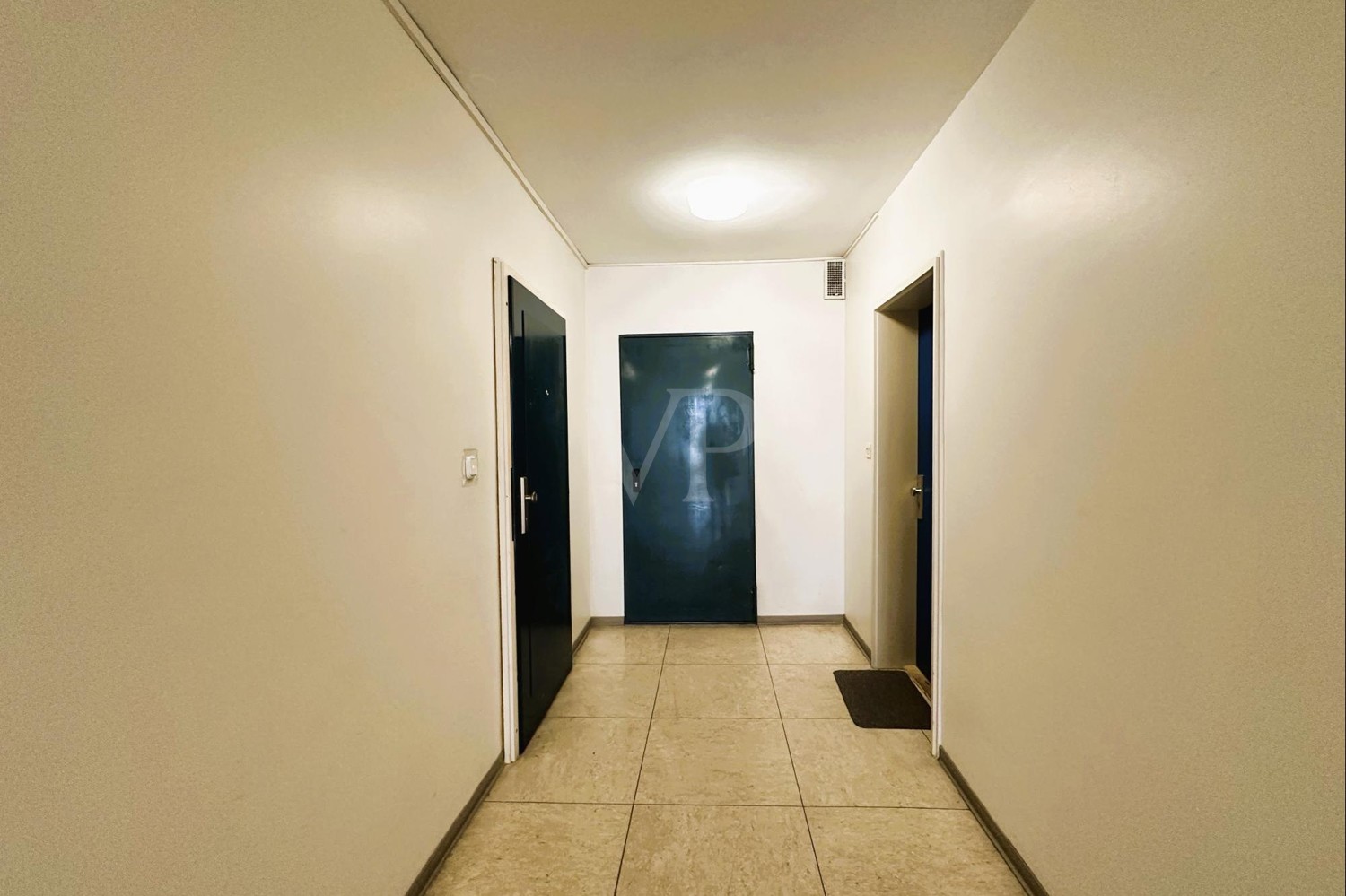 Wohnungseingangstür auf der linken Flurseite gelegen.