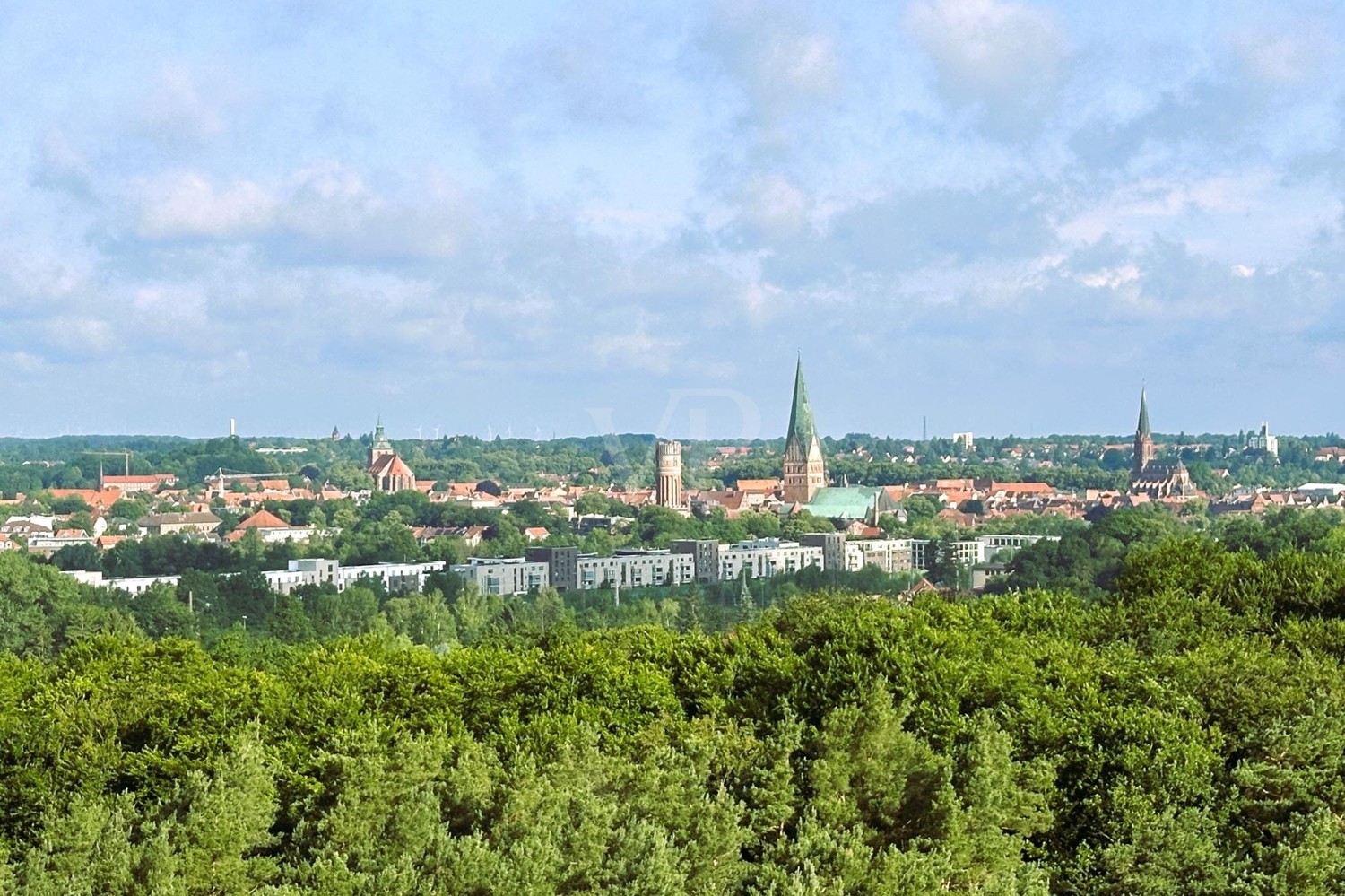 Von der Loggia aus lässt sich der Ausblick über Lüneburg in vollen Zügen genießen.