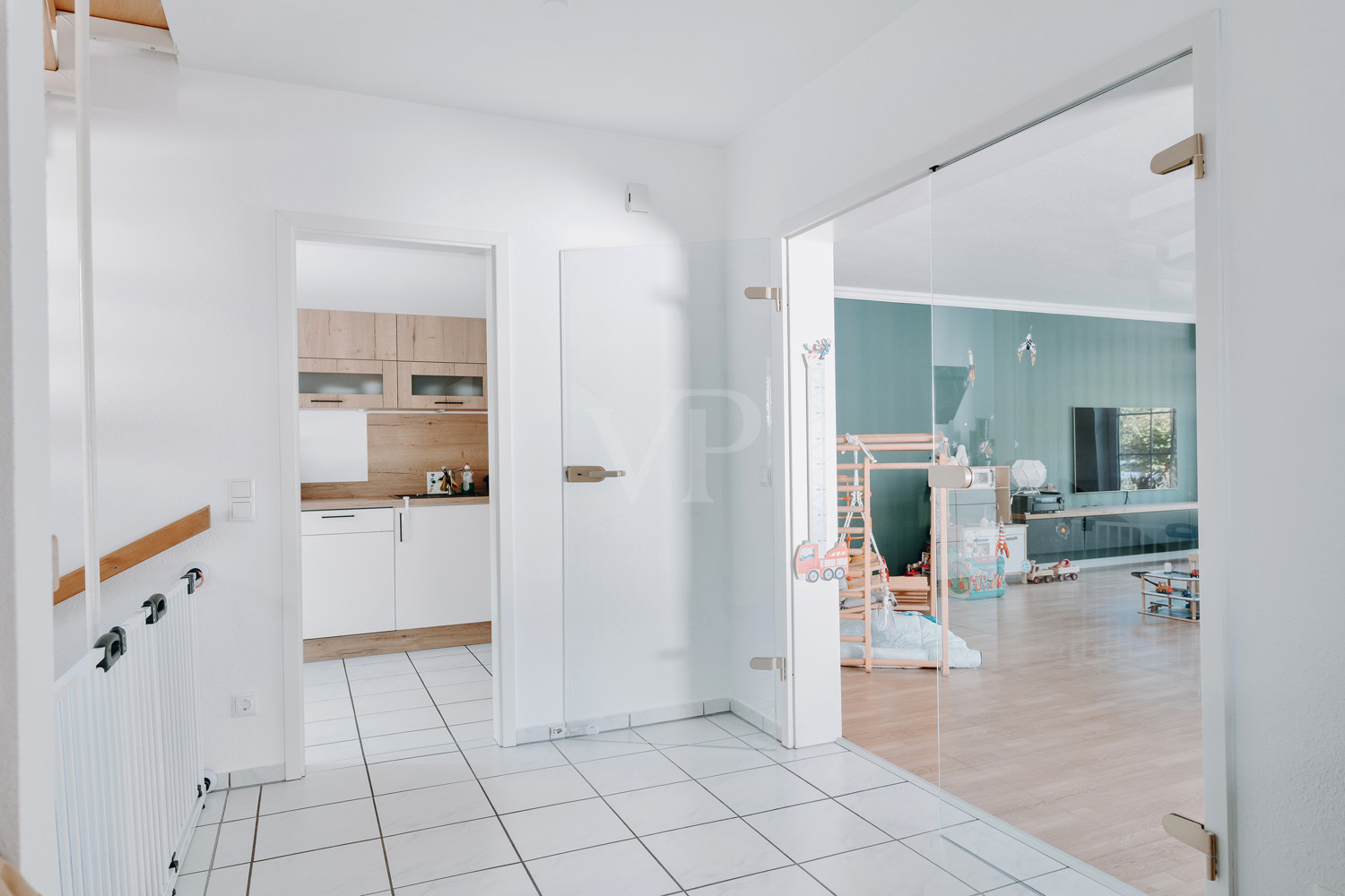 Diele mit direktem Blick in die Küche und rechter Zugang zum Wohnzimmer
