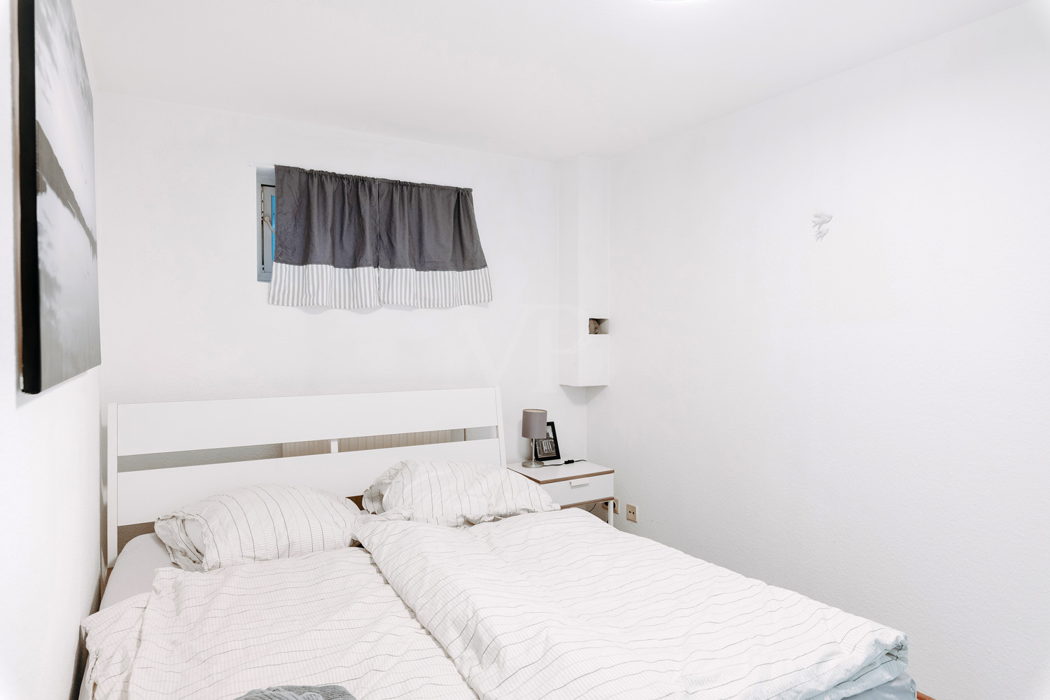 Vielseitig nutzbarer Raum im Untergeschoss – aktuell als Gästezimmer eingerichtet.
