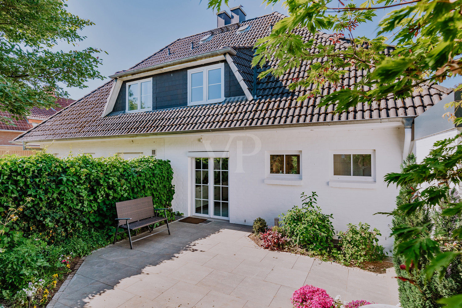 Zugang zur geschützten Terrasse direkt von der Küche und komfortabel auch über die Garage erreichbar.