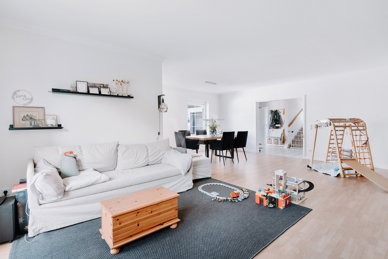 Weitläufiges Wohnzimmer mit offen gestalteter Wohnzone