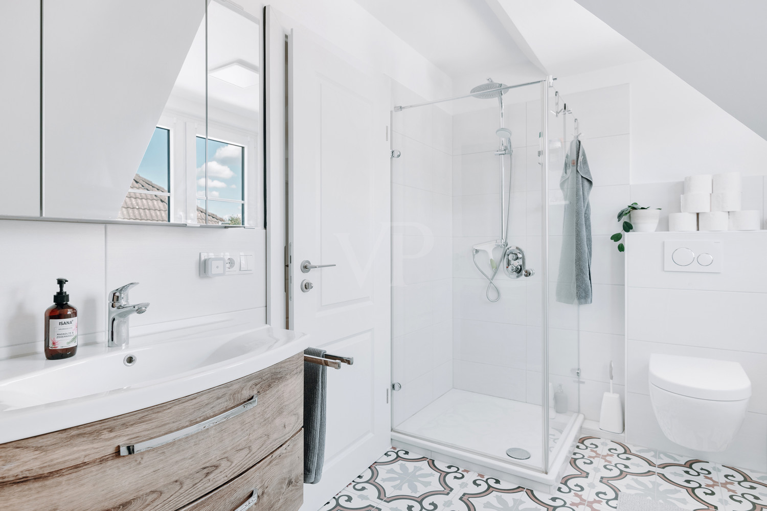 Tageslichtbad mit Dusche und Badewanne