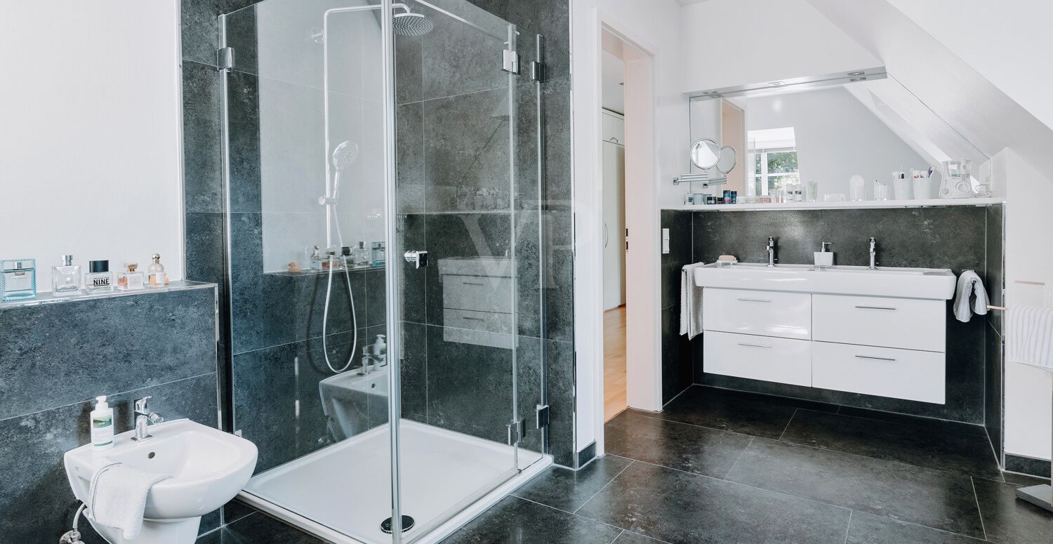 Masterbad mit elegantem Doppelwaschtisch und hochwertigen Design-Handtuchwärmern.