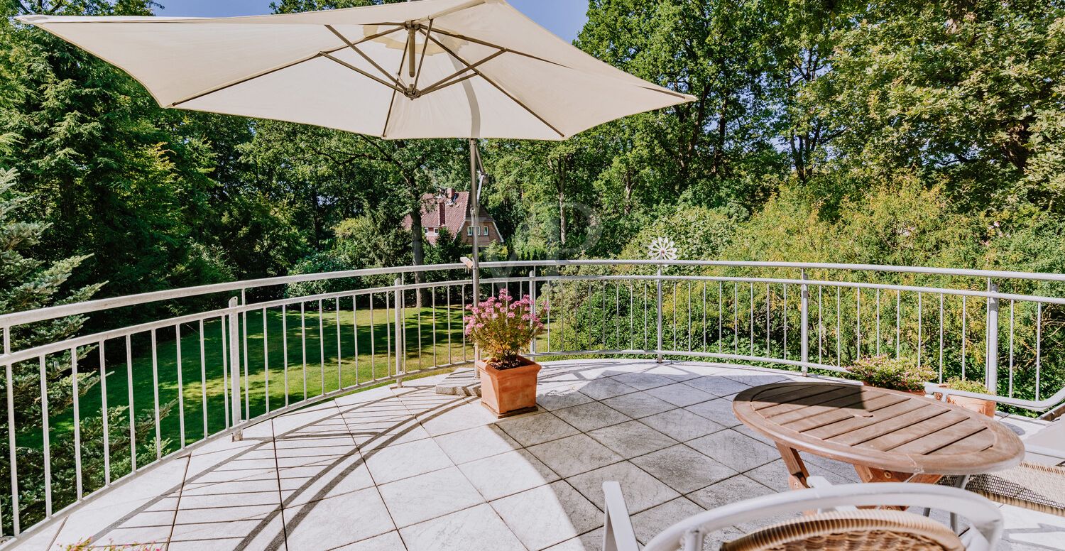 Einladender Balkon mit harmonischem Gartenpanorama.
