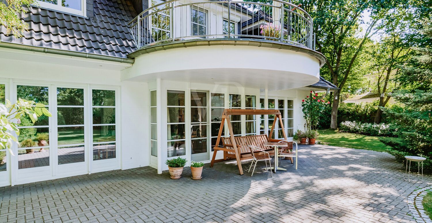 Großzügige Südwest-Terrasse – ideal für Lounge-Möbel, Sonnenliegen oder gesellige Abende im Freien.