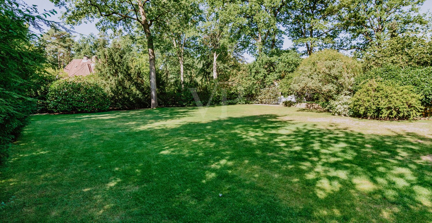 Uneinsehbarer Garten mit weitläufiger Grünfläche.