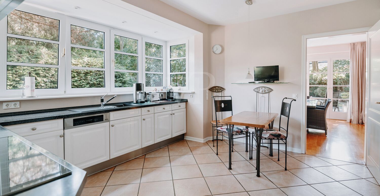 Stilvolle Landhausküche, ausgestattet mit hochwertigen Miele-Geräten.