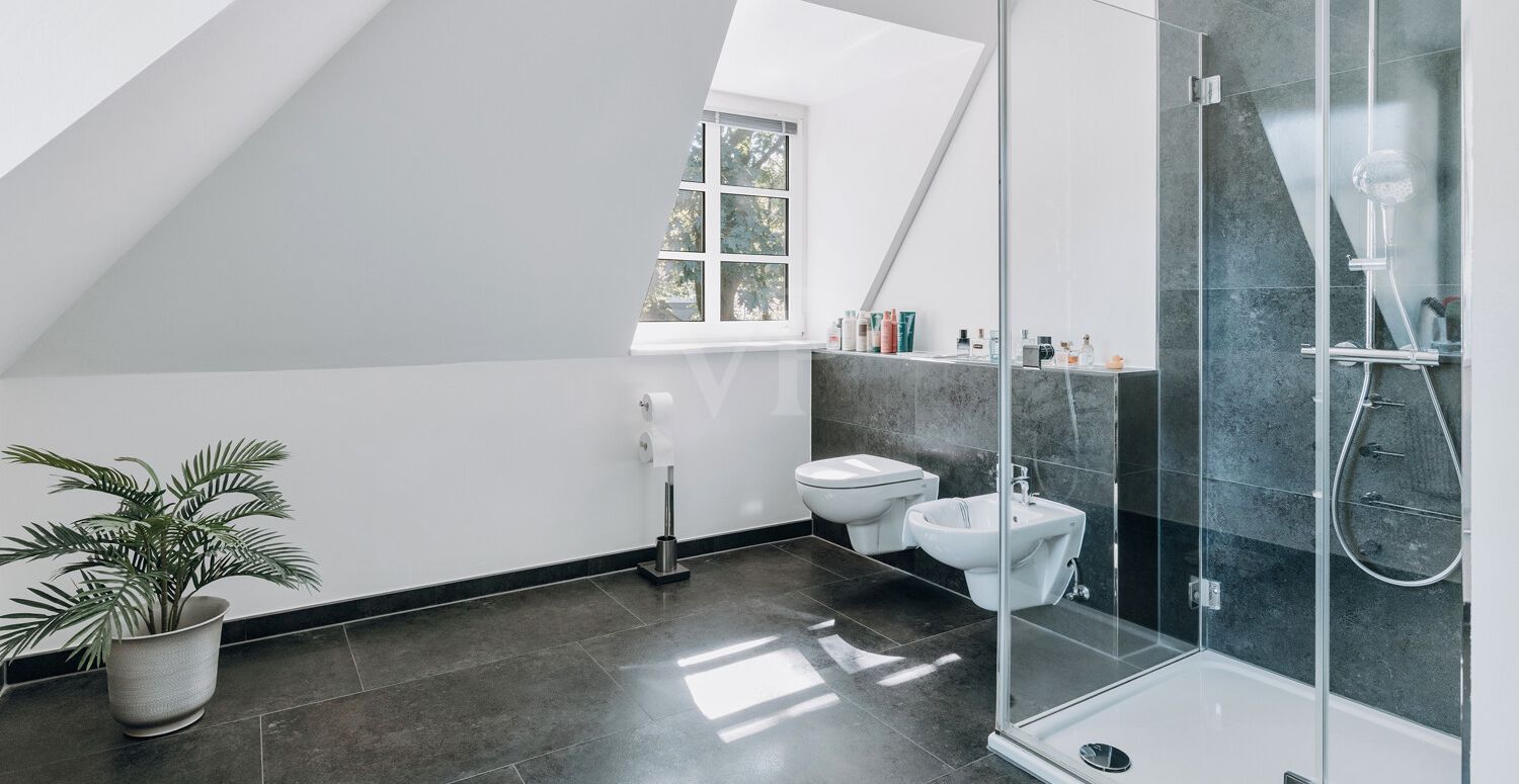 Großzügige Walk-in-Wellnessdusche