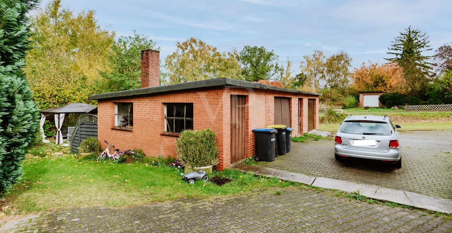 Nebengebäude mit Garage
