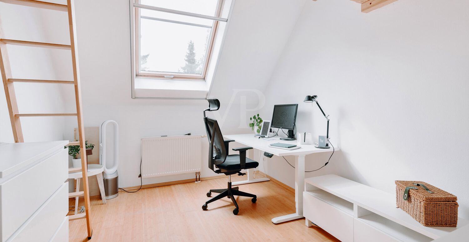 Vielseitiges Zimmer mit Hochbett – ideal als Kinder-, Arbeits- oder Gästezimmer.