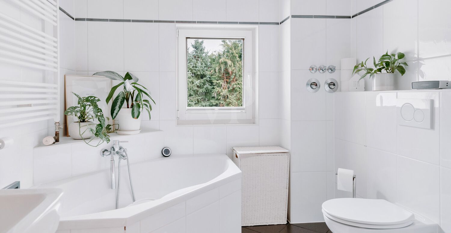 Helles Badezimmer mit separater Dusche und Badewanne.