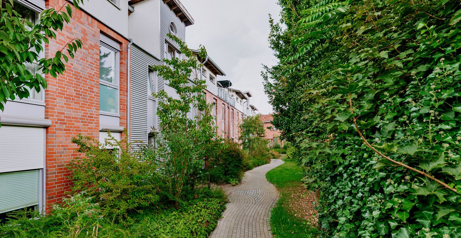 Einladender Weg zum Haupteingang ...
